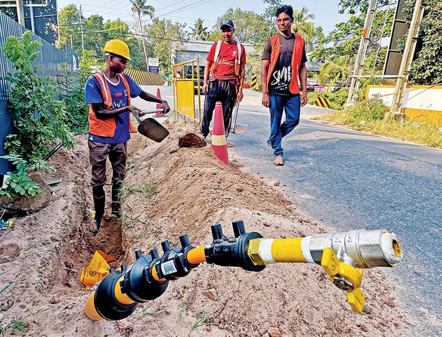 ആലപ്പുഴ സൗത്ത് ആര്യാട് ഭാഗത്ത് സിറ്റി ഗ്യാസിന്റെ പൈപ്പ് ലൈൻ  ജോലികളിൽ ഏർപ്പെട്ടിരിക്കുന്ന തൊഴിലാളികൾ (ഫയൽ ചിത്രം)