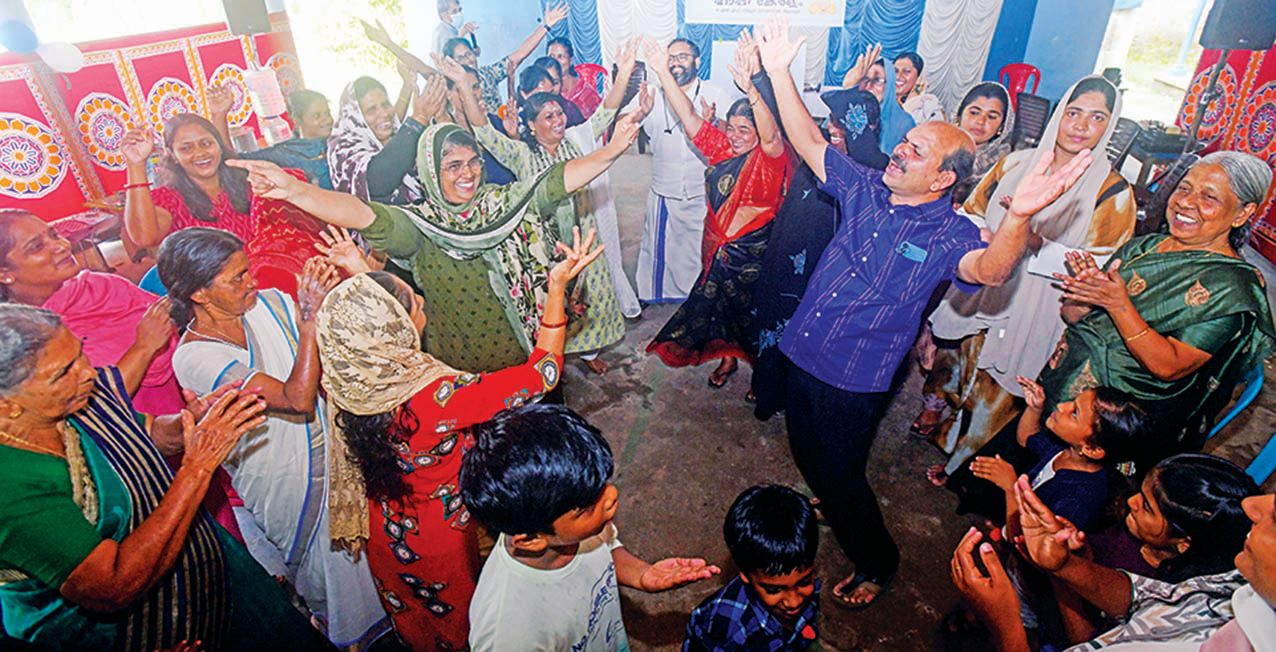 കുടുംബശ്രീ ഹാപ്പി കേരളം പദ്ധതിയുടെ ഭാഗമായി ആലപ്പുഴ നഗരസഭയിലെ വാടക്കനാൽ വാർഡിൽ രൂപീകരിച്ച ‘ഇട’ത്തിൽ നൃത്തംചെയ്യുന്ന കുടുംബാംഗങ്ങൾ 