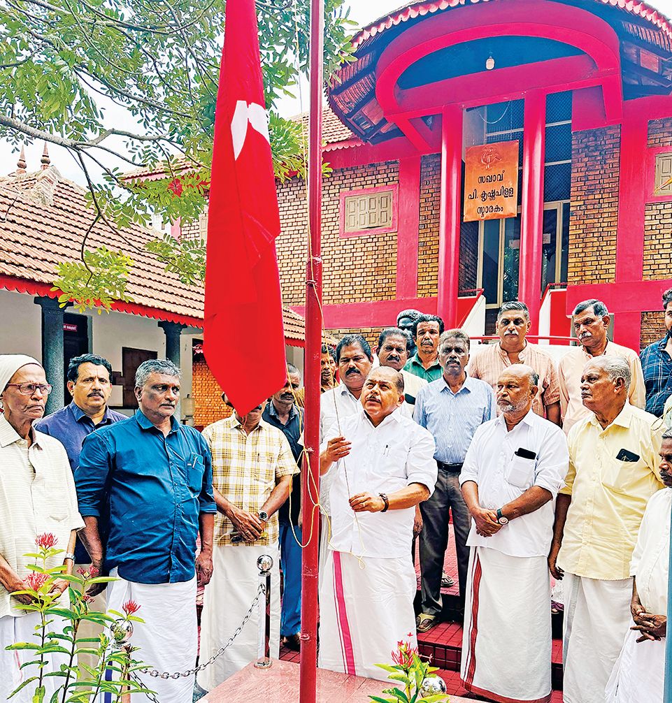 ഇ കെ നായനാർ അനുസ്‌മരണത്തിന്റെ ഭാഗമായി കൃഷ്‌ണപിള്ള സ്‌മാരകമന്ദിരത്തിൽ  സിപിഐ എം ജില്ലാ സെക്രട്ടറി ആർ നാസർ പതാക ഉയർത്തുന്നു 