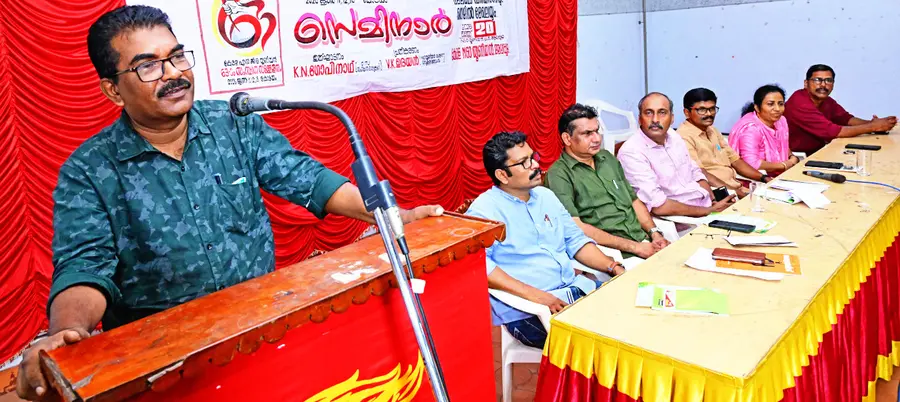 കേരള എൻജിഒ യൂണിയൻ സംസ്ഥാന സമ്മേളനത്തിന്റെ ഭാഗമായി ആലപ്പുഴയിൽ നടന്ന സെമിനാർ സിഐടിയു
സംസ്ഥാന സെക്രട്ടറി കെ എൻ ഗോപിനാഥ് ഉദ്ഘാടനംചെയ്യുന്നു