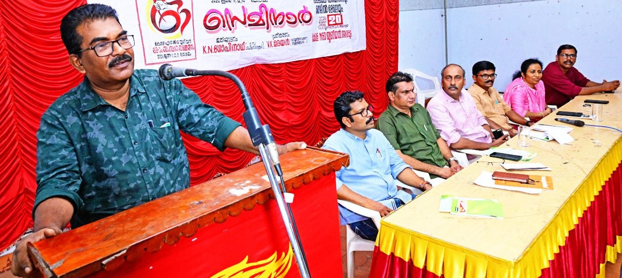 കേരള എൻജിഒ യൂണിയൻ സംസ്ഥാന സമ്മേളനത്തിന്റെ ഭാഗമായി ആലപ്പുഴയിൽ നടന്ന സെമിനാർ സിഐടിയു  സംസ്ഥാന സെക്രട്ടറി കെ എൻ ഗോപിനാഥ് ഉദ്‌ഘാടനംചെയ്യുന്നു