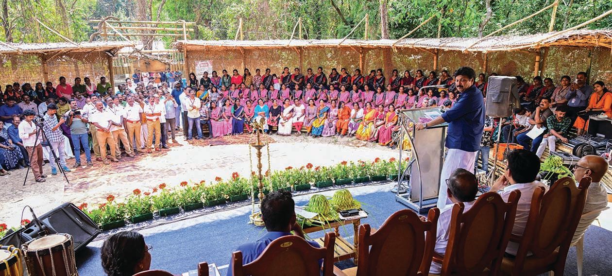 ജലഗതാഗതവകുപ്പും മുഹമ്മ പഞ്ചായത്തും പാതിരാമണൽ ദ്വീപിൽ നടപ്പാക്കുന്ന ആംഫി തിയറ്റർ മന്ത്രി കെ ബി ഗണേഷ-്കുമാർ ഉദ്ഘാടനംചെയ്യുന്നു 