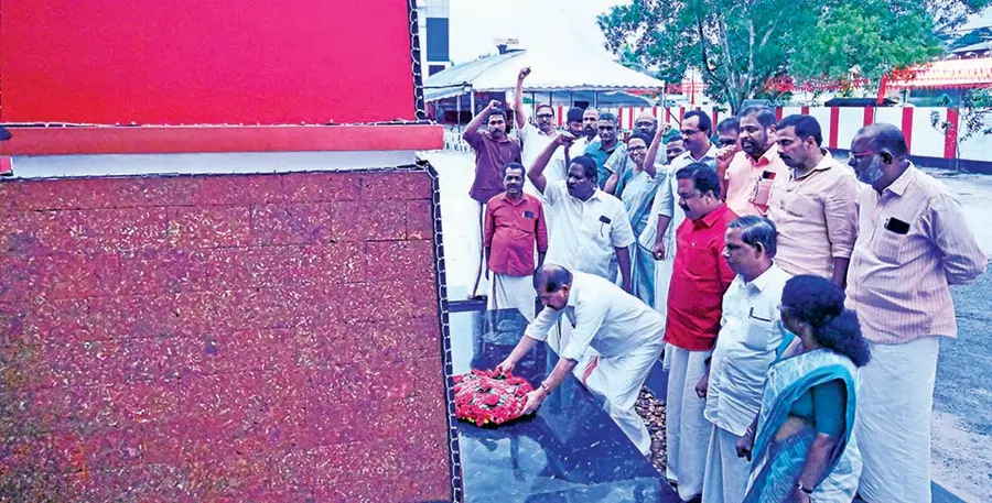 സിപിഐ എം ജില്ലാ കമ്മിറ്റി പുനർനിർമിച്ച ആലപ്പുഴ വലിയ ചുടുകാട്ടിലെ രക്തസാക്ഷി സ്മാരകം 