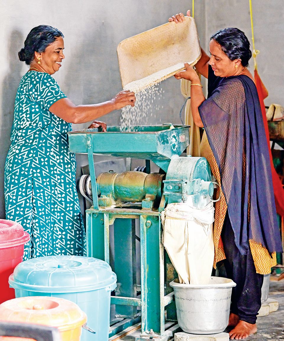 സാഫ് തീരമെെത്രി പദ്ധതിയിൽ ആരംഭിച്ച തുമ്പോളി മംഗലം ക്രിസ്തുരാജ പൊടിമിൽ യൂണിറ്റിൽ  വെളുത്താപറമ്പ് വീട്ടിൽ കെ എ റീത്താമ്മയും കാക്കരിയിൽ വീട്ടിൽ സോഫിയ ജെയിംസും    
