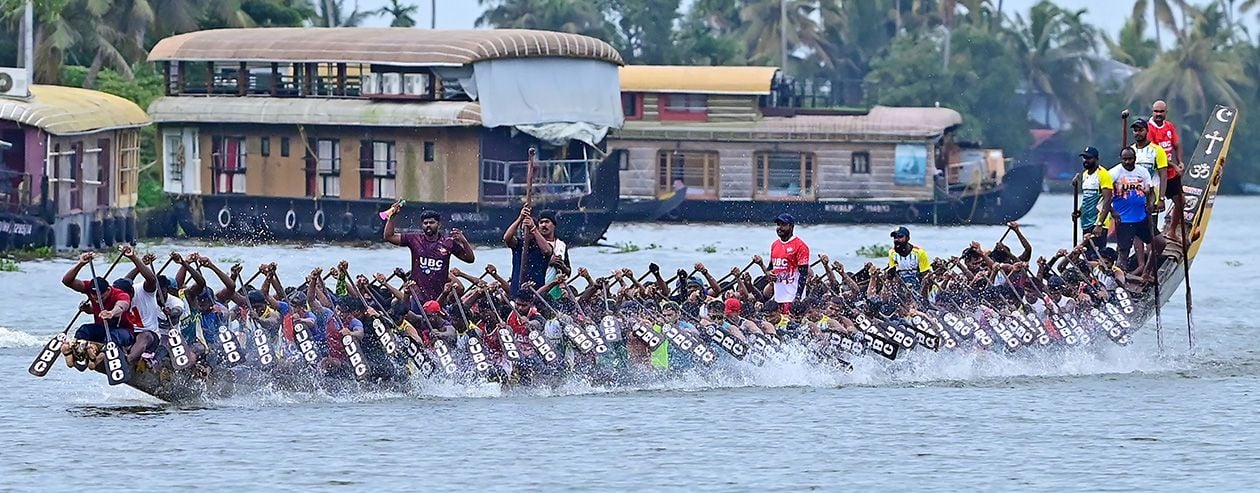 തലവടി ചുണ്ടനിൽ മത്സരിക്കുന്ന യുബിസി കൈനകരി കാട്ടിൽ തെക്കേതിൽ ചുണ്ടനിൽ പരിശീലനത്തിൽ