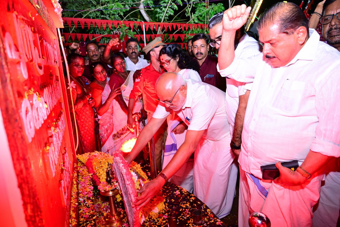 പുന്നപ്ര സമരഭൂമിയിലെ രക്തസാക്ഷി മണ്ഡപത്തിൽ സിപിഐ എം ജനറൽ സെക്രട്ടറി എം എ ബേബി പുഷ-്പചക്രം അർപ്പിക്കുന്നു. കേന്ദ്ര കമ്മിറ്റി അംഗം സി എസ് സുജാത, ജില്ലാ സെക്രട്ടറി ആർ നാസർ, ജില്ലാ സെക്രട്ടറിയറ്റംഗം  എച്ച് സലാം എംഎൽഎ എന്നിവർ സമീപം 