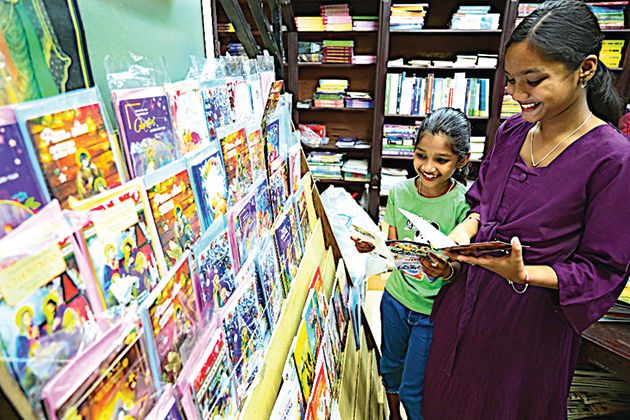 ആലപ്പുഴ സീറോ ജങ്ഷനിലെ കടയിൽ ക്രിസ്മസ് കാർഡുകൾ  തെരഞ്ഞെടുക്കുന്ന കുട്ടികൾ 