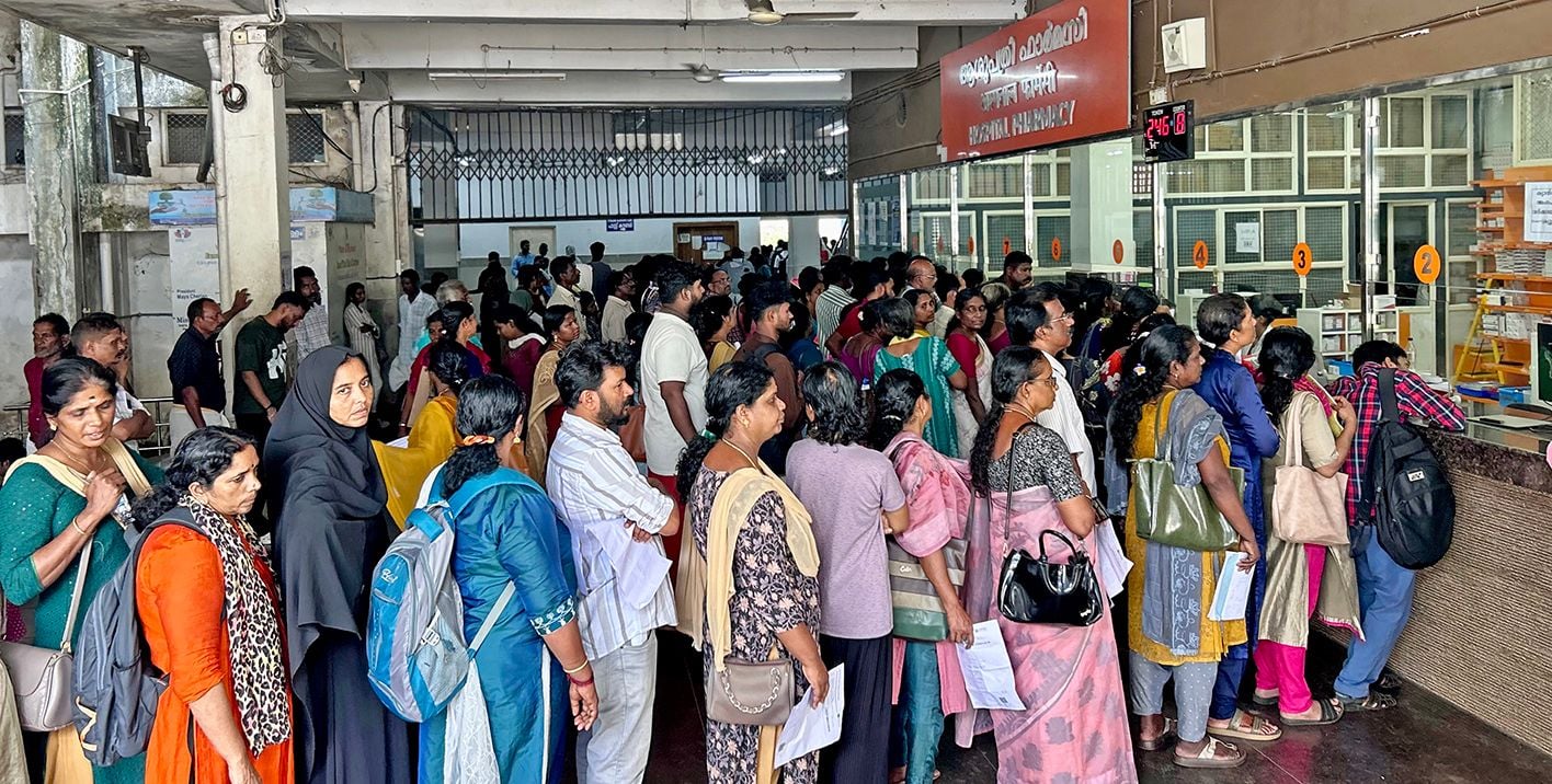 കോട്ടയം മെഡിക്കൽ കോളേജ് ആശുപത്രി ഫാർമസിയിൽ മരുന്നിനായി വരി നിൽക്കുന്നവരുടെ തിരക്ക്.  ഫാർമസിക്ക്‌ മുന്നിലെത്തുന്പോഴാണ്‌ മരുന്നില്ലെന്നും പുറത്തുനിന്ന്‌ വാങ്ങണമെന്നുമുള്ള മറുപടി
