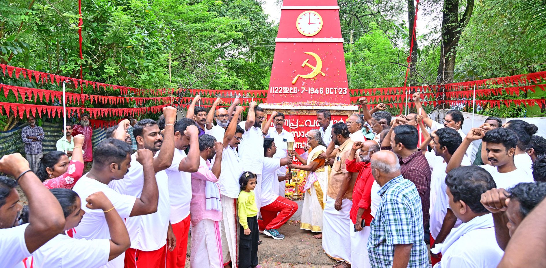 പുന്നപ്ര സമരഭൂമിയിലെ രക്തസാക്ഷി മണ്ഡപത്തിൽനിന്നുള്ള ദീപശിഖ സമരനായകൻ വട്ടത്തറ ശങ്കരന്റെ മകൾ മീനാക്ഷി  ഡിവൈഎഫ്ഐയുടെ കായികതാരം അമൽ വിജയന് കൈമാറുന്നു