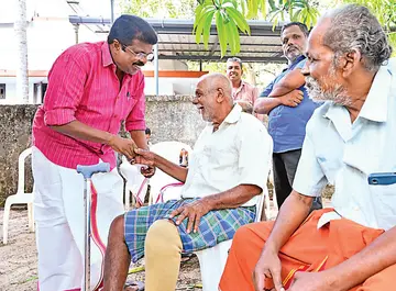 ആലപ്പുഴ മണ്ഡലം എൽഡിഎഫ് സ്ഥാനാർഥി പി പി ചിത്തരഞ്ജൻ ചെത്തി പ്രദേശത്ത് വോട്ടർമാരുമായി  സൗഹൃദ സംഭാഷണത്തിൽ 
