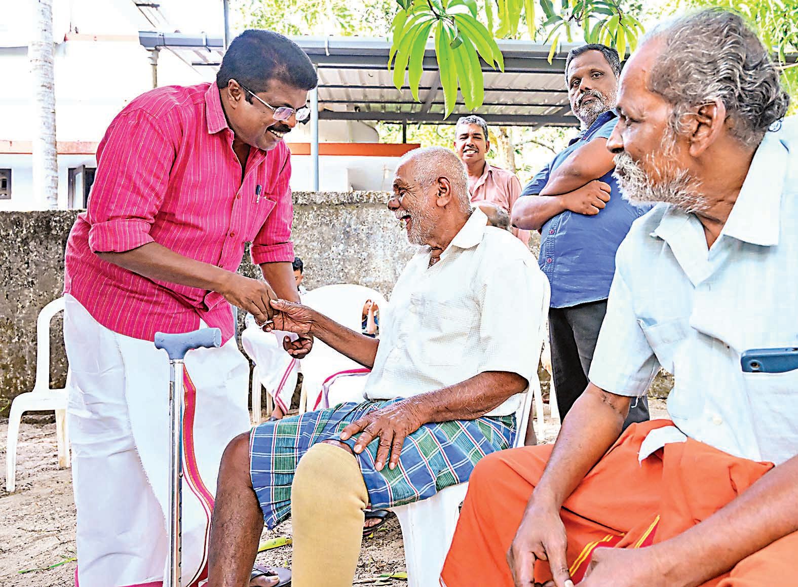 ആലപ്പുഴ മണ്ഡലം എൽഡിഎഫ് സ്ഥാനാർഥി പി പി ചിത്തരഞ്ജൻ ചെത്തി പ്രദേശത്ത് വോട്ടർമാരുമായി  സൗഹൃദ സംഭാഷണത്തിൽ 