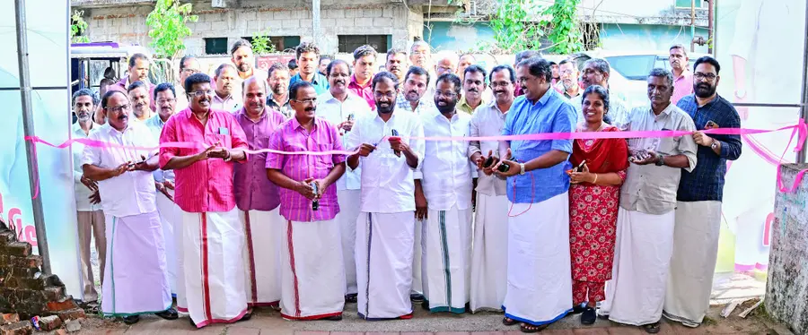 എൽഡിഎഫ്‌ ആലപ്പുഴ മണ്ഡലം തെരഞ്ഞെടുപ്പ്‌ കമ്മറ്റി ഓഫീസ്‌ സിപിഐ ദേശീയ കൗൺസിൽ അംഗം ടി ജെ ആഞ്ചലോസ് ഉദ്‌ഘാടനം ചെയ്യുന്നു
