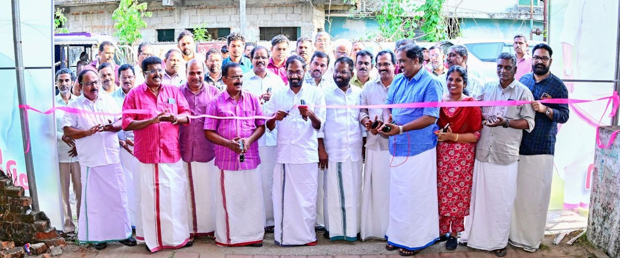 എൽഡിഎഫ്‌ ആലപ്പുഴ മണ്ഡലം തെരഞ്ഞെടുപ്പ്‌ കമ്മറ്റി ഓഫീസ്‌ സിപിഐ ദേശീയ കൗൺസിൽ അംഗം ടി ജെ ആഞ്ചലോസ് ഉദ്‌ഘാടനം ചെയ്യുന്നു