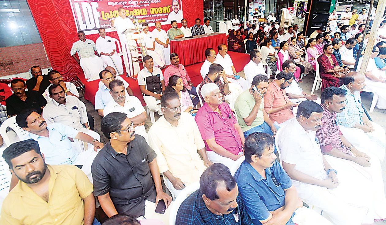 എൽഡിഎഫ് ജില്ലാ കമ്മിറ്റി ആലപ്പുഴ ടൗൺ ഹാളിന് സമീപം സംഘടിപ്പിച്ച പ്രതിഷേധ സദസ് ജില്ലാ കൺവീനർ ആർ നാസർ ഉദ്ഘാടനംചെയ്യുന്നു 