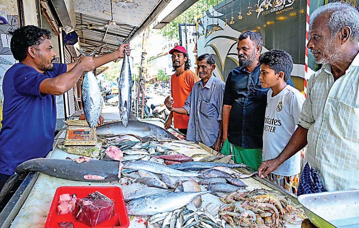 ആലപ്പുഴ സക്കറിയ ബസാറിലെ ഫിഷ് മാർക്കറ്റിലെ തിരക്ക് 