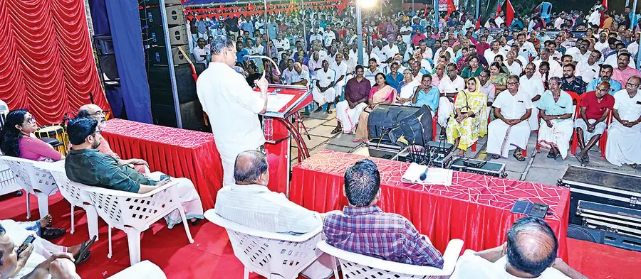 മാരാരിക്കുളം രക്തസാക്ഷി ദിനത്തോടനുബന്ധിച്ച് രക്തസാക്ഷി സ്മാരക മന്ദിരത്തിന് മുന്നിൽ ചേർന്ന പൊതുസമ്മേളനം സിപിഐ എം സംസ്ഥാന സെക്രട്ടറി എം വി ഗോവിന്ദൻ ഉദ്ഘാടനംചെയ്യുന്നു