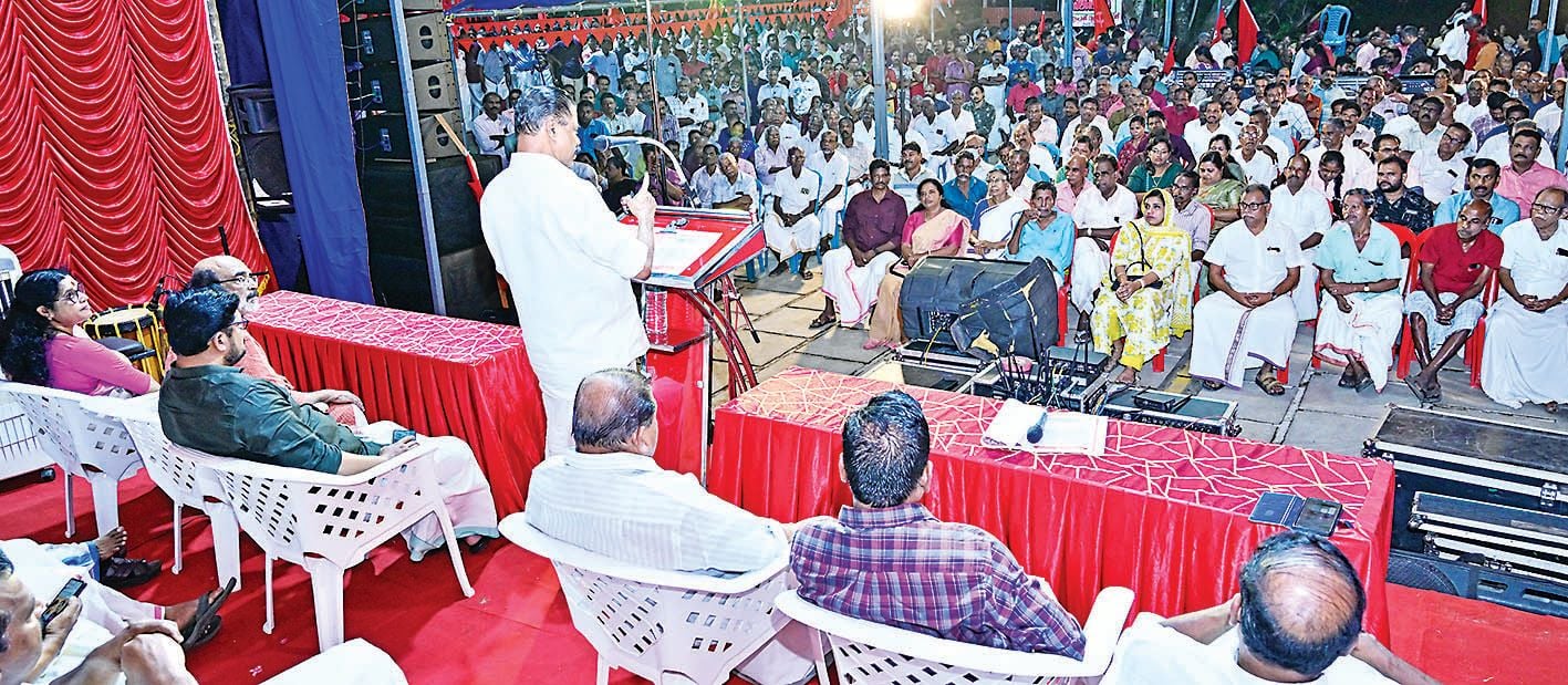മാരാരിക്കുളം രക്തസാക്ഷി ദിനത്തോടനുബന്ധിച്ച് രക്തസാക്ഷി സ്മാരക മന്ദിരത്തിന് മുന്നിൽ ചേർന്ന പൊതുസമ്മേളനം സിപിഐ എം സംസ്ഥാന സെക്രട്ടറി എം വി ഗോവിന്ദൻ ഉദ്ഘാടനംചെയ്യുന്നു