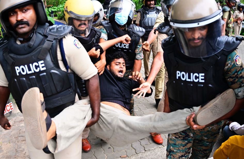 എസ്എഫ്ഐ പ്രവർത്തകനെ പൊലീസ് ബലപ്രയോഗത്തിലൂടെ അറസ്റ്റ് ചെയ-്ത് നീക്കുന്നു 
