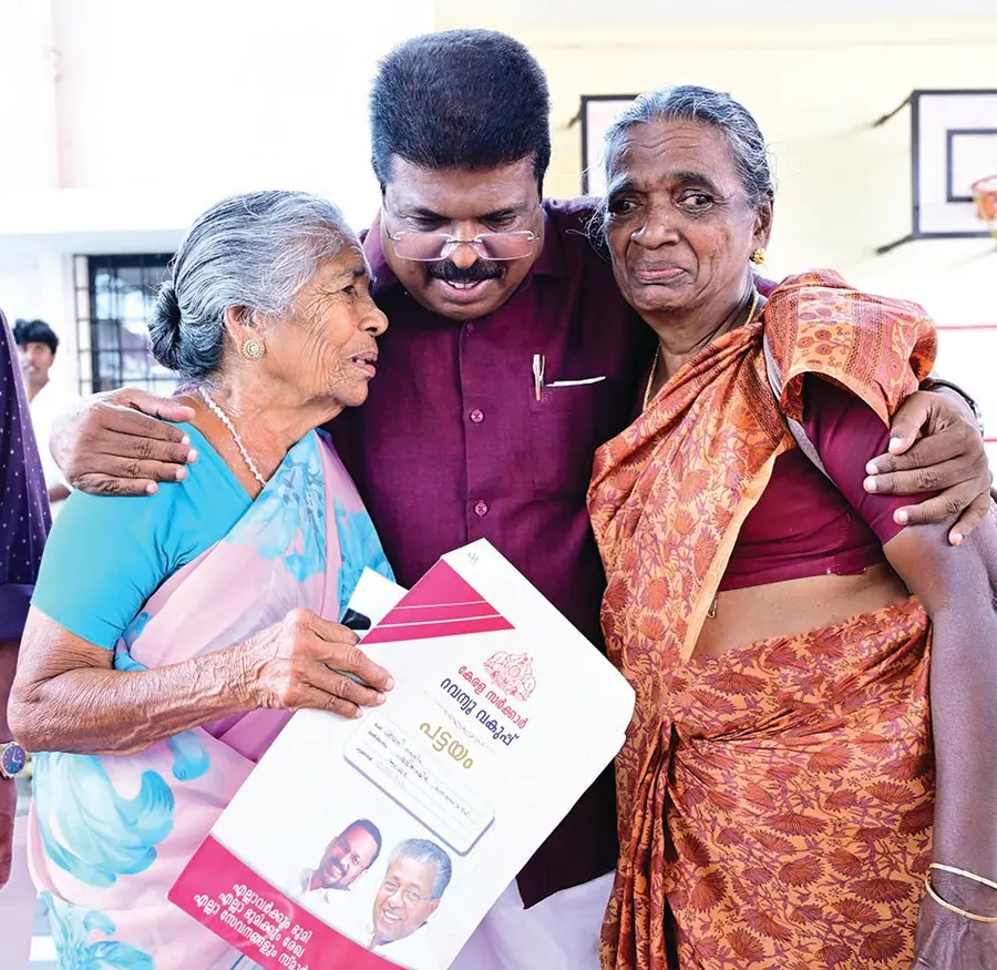 ആലപ്പുഴ ജില്ലാതല പട്ടയ മേളയിൽ പട്ടയം ലഭിച്ച സന്തോഷത്തിൽ വിതുമ്പിയ  ആലപ്പുഴ  മുനിസിപ്പൽ ഉന്നതിയിൽ പുത്തൻ പുരയ്‌ക്കൽ മറിയത്തിനെയും   പള്ളിക്കതയ്യിൽ സെലീനയെയുപി പി ചിത്തരഞ്ജൻ എംഎൽഎ ചേർത്തുപിടിച്ച് ആശ്വസിപ്പിച്ചപ്പോൾ. 