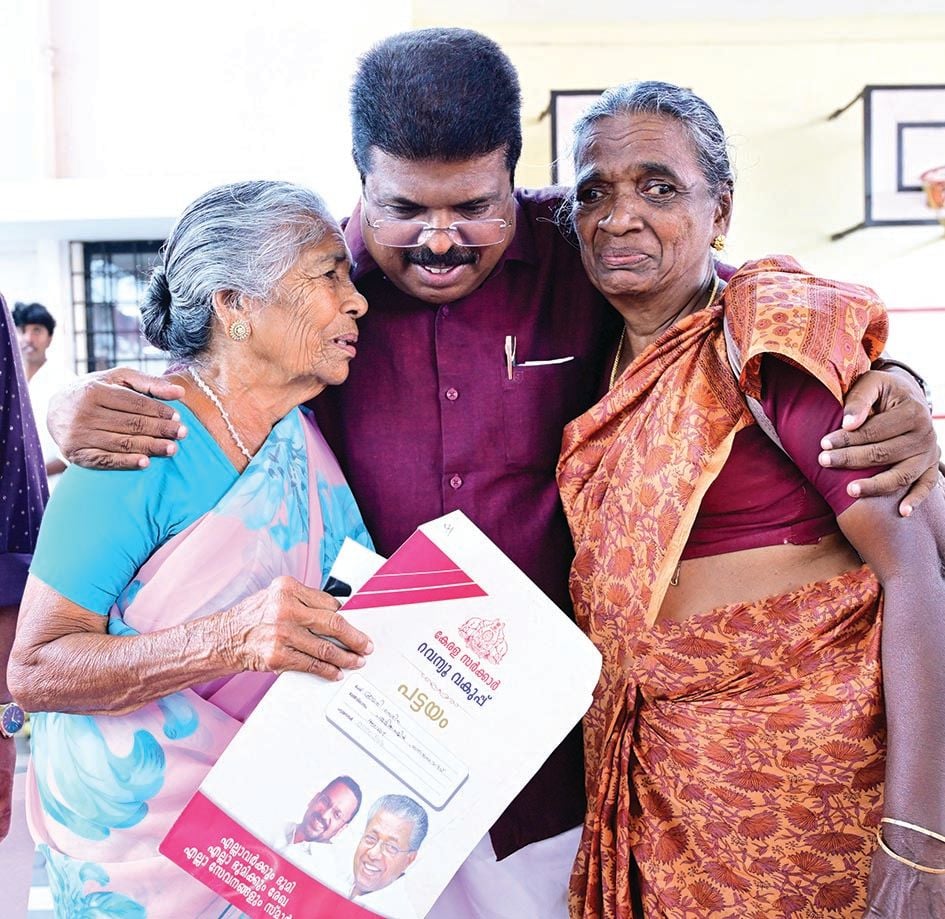 ആലപ്പുഴ ജില്ലാതല പട്ടയ മേളയിൽ പട്ടയം ലഭിച്ച സന്തോഷത്തിൽ വിതുമ്പിയ  ആലപ്പുഴ  മുനിസിപ്പൽ ഉന്നതിയിൽ പുത്തൻ പുരയ്‌ക്കൽ മറിയത്തിനെയും   പള്ളിക്കതയ്യിൽ സെലീനയെയുപി പി ചിത്തരഞ്ജൻ എംഎൽഎ ചേർത്തുപിടിച്ച് ആശ്വസിപ്പിച്ചപ്പോൾ. 