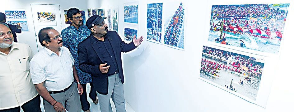 നെഹ്റുട്രോഫി വള്ളംകളിയുടെ ഭാഗമായി എൻടിബിആർ സൊസൈറ്റിയും പ്രസ് ക്ലബ്ബും ചേർന്ന് ആലപ്പുഴ ലളിതകലാ അക്കാദമി ആർട്ട് ഗാലറിയിൽ സംഘടിപ്പിച്ച ഫോട്ടോ പ്രദർശനം ‘തുഴത്താളം’ ഉദ്ഘാടനംചെയ‍്തശേഷം ചിത്രങ്ങൾ കാണുന്ന മജീഷ്യൻ സാമ്രാജ്