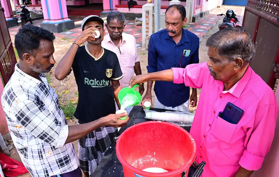 അമ്പലപ്പുഴ താലൂക്ക് ചെത്തുതൊഴിലാളി യുണിയൻ (സിഐടിയു) നേതൃത്വത്തിൽ നടന്ന സംഭാര വിതരണം യുണിയൻ സെക്രട്ടറി എ വി അനിരുദ്ധൻ നിർവ്വഹിക്കുന്നു