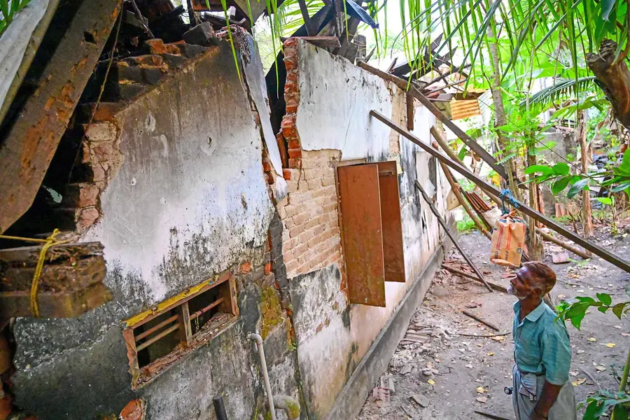 ചുങ്കം കൊമ്പൻകുഴി പടിഞ്ഞാറ്
പുത്തൻപുരയ്ക്കൽ ജോസ് ആന്റണിയുടെ തകർന്ന വീടിനു സമീപം സഹോദരൻ മൈക്കിൾ