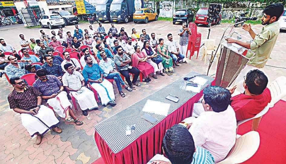 കേരള എൻജിഒ യൂണിയനും റെഡ് സ്റ്റാർ എൻജിഒ കലാവേദിയും ചേർന്ന് മുനിസിപ്പൽ ടൗൺഹാളിന് മുന്നിൽ സംഘടിപ്പിച്ച ഉന്നതവിദ്യാഭ്യാസ സംരക്ഷണസദസ് എസ്എഫ്ഐ സംസ്ഥാന പ്രസിഡന്റ്‌ എം ശിവപ്രസാദ് ഉദ്ഘാടനംചെയ്യുന്നു