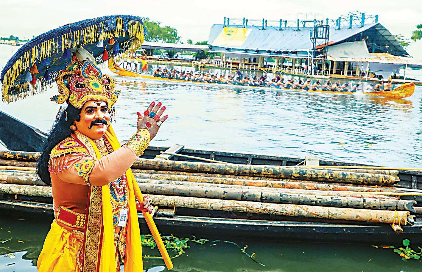 നാടെങ്ങും ഓണാഘോഷ ലഹരിയിലാണെങ്കിൽ ആലപ്പുഴ നഗരം വള്ളംകളിയുടെ ആവേശത്തിലാണ്. നെഹ്‌റുട്രോഫി വള്ളംകളി നടക്കുന്ന പുന്നമട ഫിനിഷിങ് പോയിന്റിൽ മാവേലിവേഷം ധരിച്ച് അജേഷ് കാവാലം എത്തിയപ്പോൾ 