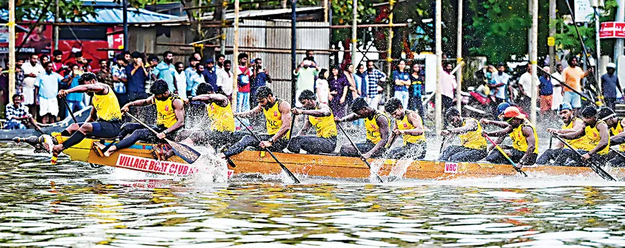 നെഹ്റുട്രോഫി വള്ളംകളിയുടെ പരിശീലനത്തിന്റെ ഭാഗമായി വില്ലജ് ബോട്ട് ക്ലബ് കെെനകരി വീയപുരം ചുണ്ടനിൽ പുന്നമട ഫിനിഷിങ് പോയിന്റിൽ നടത്തിയ ട്രാക്ക് എൻട്രി