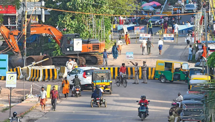 കോടതിപ്പാലം പുനർനിർമാണത്തിനുള്ള ഗതാഗതപരിഷ്കാരത്തിന്റെ ഭാഗമായി ട്രയൽറൺ ആരംഭിച്ചു