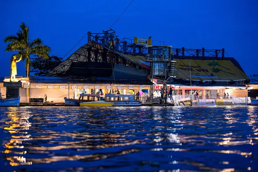 നെഹ്റുട്രോഫി വള്ളംകളിയുടെ ഭാഗമായി ഫിനിഷിങ് പോയിന്റ് അണുവിമുക്തമാക്കുന്ന നഗരസഭ ജീവനക്കാരൻ