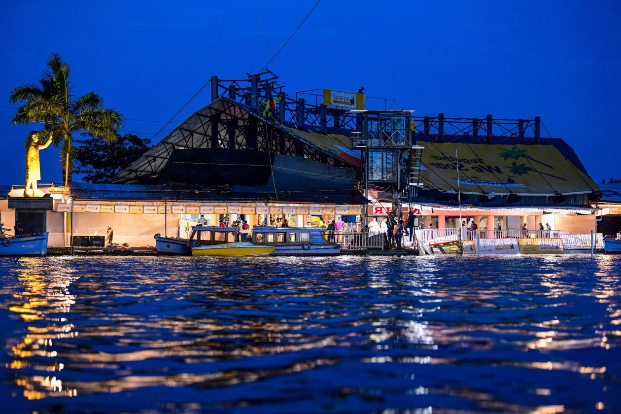  നെഹ്‌റുട്രോഫി വള്ളംകളിയുടെ ഭാഗമായി ഫിനിഷിങ് പോയിന്റ് അണുവിമുക്തമാക്കുന്ന നഗരസഭ ജീവനക്കാരൻ 