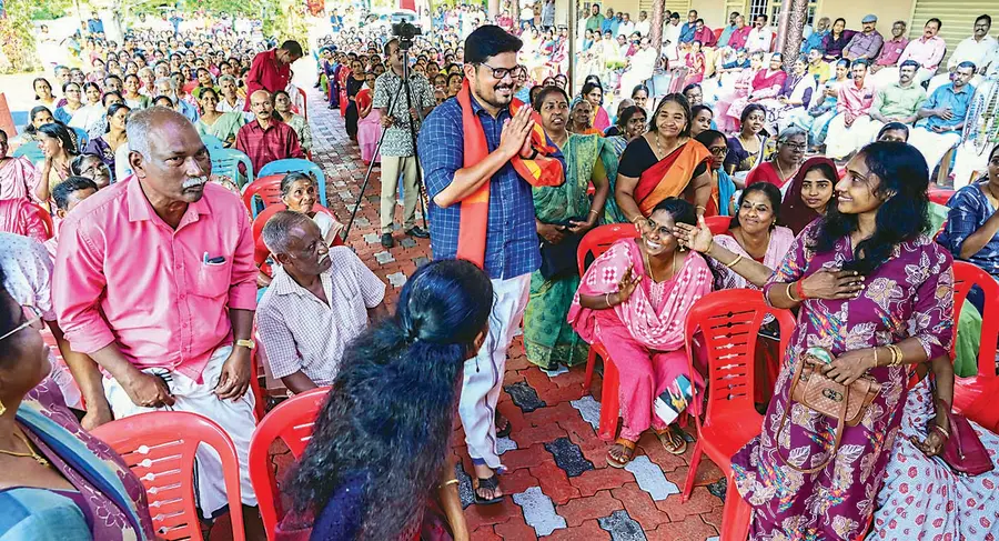 എൽഡിഎഫ് സ്ഥാനാർഥി ടി ടി ജിസ്മോൻ ഹരിപ്പാട്ടെ തെരഞ്ഞെടുപ്പ് യോഗത്തിലേക്ക് എത്തുന്നു 