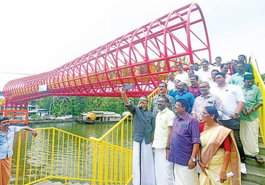 നെഹ്റുട്രോഫി നടപ്പാലം ഉദ്ഘാടനശേഷം പാലത്തിൽനിന്ന് സെൽഫിയെടുക്കുന്ന മന്ത്രി എം ബി രാജേഷ്. എംഎൽഎമാരായ പി പി ചിത്തരഞ്ജൻ, എച്ച് സലാം, കലക്ടർ അലക്സ് വർഗീസ്, നഗരസഭാധ്യക്ഷ കെ കെ ജയമ്മ എന്നിവർ സമീപം
