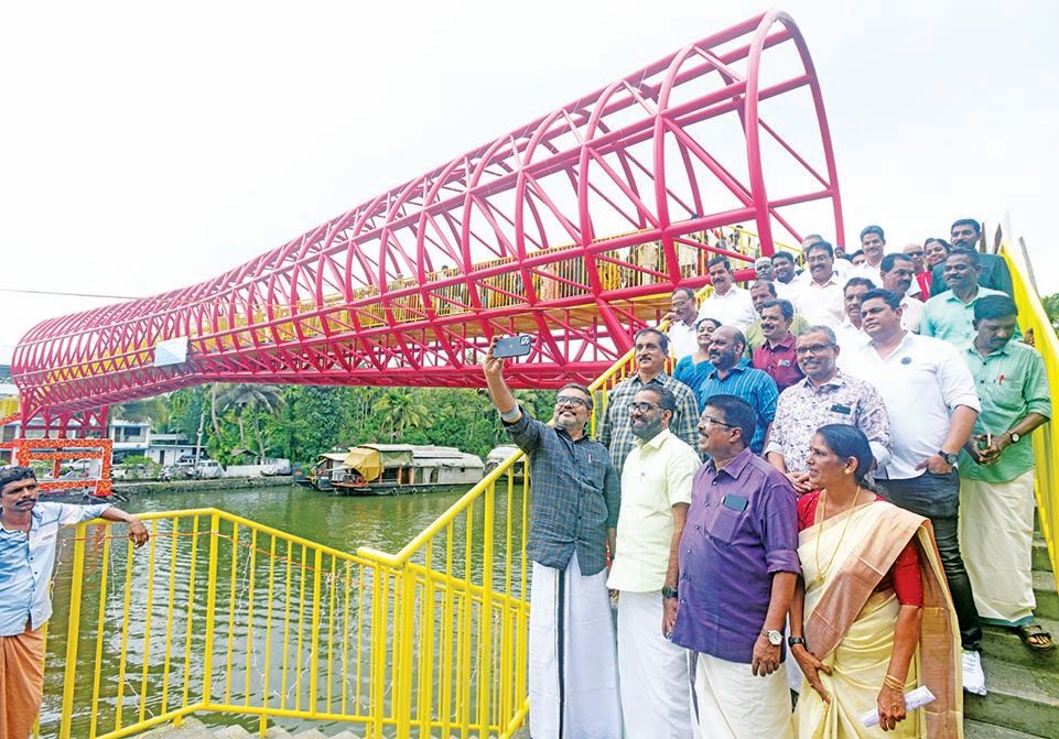 നെഹ്‌റുട്രോഫി നടപ്പാലം ഉദ്‌ഘാടനശേഷം പാലത്തിൽനിന്ന് സെൽഫിയെടുക്കുന്ന മന്ത്രി എം ബി രാജേഷ്. എംഎൽഎമാരായ പി പി ചിത്തരഞ്ജൻ, എച്ച് സലാം, കലക‍്ടർ അലക‍്സ് വർഗീസ്, നഗരസഭാധ്യക്ഷ കെ കെ ജയമ്മ എന്നിവർ സമീപം