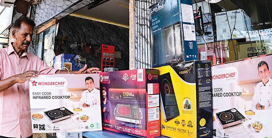 ആലപ്പുഴ വഴിച്ചേരി മാർക്കറ്റിലെ ഇലക-്ട്രോണിക് കടയിൽ വിൽപനയ--്ക്ക് വച്ചിരിക്കുന്ന  ഇൻഡക്ഷൻ കുക്കറുകൾ