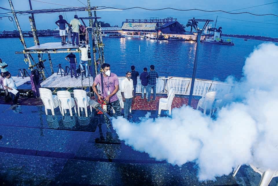  നെഹ്‌റുട്രോഫി വള്ളംകളിയുടെ ഭാഗമായി ഫിനിഷിങ് പോയിന്റ് അണുവിമുക്തമാക്കുന്ന നഗരസഭ ജീവനക്കാരൻ 