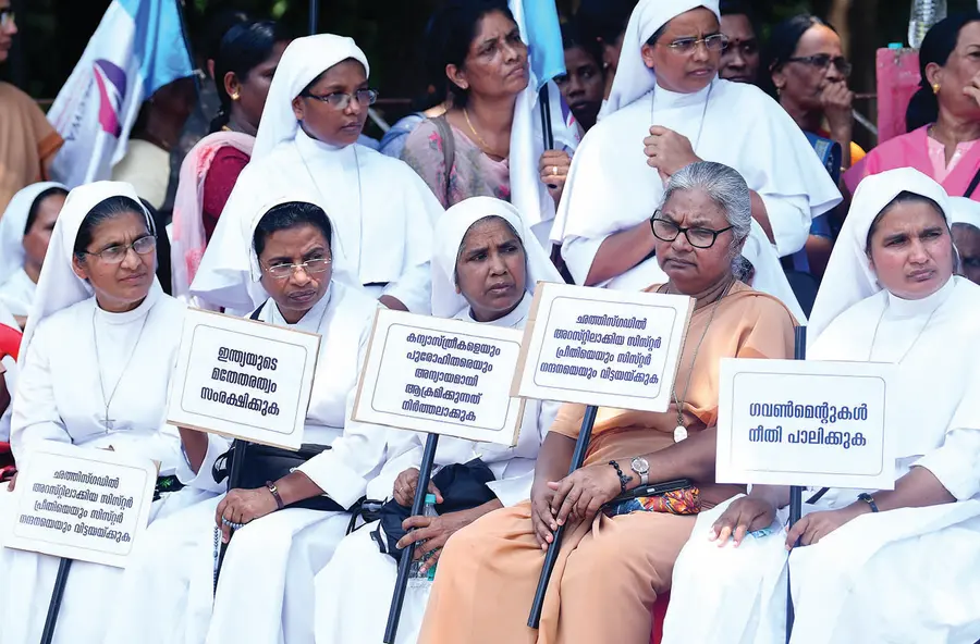 നീതി തേടി പ്രതിഷേധം... ഛത്തീസ്ഗഡിൽ പൊലീസ് അറസ്റ്റുചെയ്ത് ജയിലിലാക്കിയ കന്യാസ്ത്രീകളെ മോചിപ്പിക്കണമെന്നും അവരെ ആക്രമിച്ച
ബജ്റംഗ്ദൾ പ്രവർത്തകരെയും അവഹേളിച്ച റെയിൽവേ ഉദ്യോഗസ്ഥരെയും അറസ്റ്റ് ചെയ്യണമെന്നും ആവശ്യപ്പെട്ട്
കേരള ലാറ്റിൻ കാത്തലിക് വിമൻസ് അസോസിയേഷനും കോൺഫ്രൻസ് ഓഫ് റിലീജിയസ് ഓഫ് ഇന്ത്യയും ചേർന്ന് സംഘടിപ്പിച്ച ഹെഡ് പോസ്റ്റ് ഓഫീസ് പ്രതിഷേധസമരത്തിൽ പങ്കെടുക്കുന്ന കന്യാസ്ത്രീകൾ