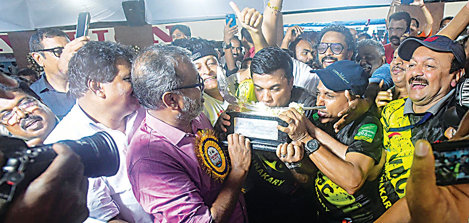 നെഹ്റുട്രോഫി വള്ളംകളിയിൽ വിജയിച്ച വീയപുരം ചുണ്ടന്റെ ക്യാപ്റ്റൻ ബിഫി വർഗീസ് ട്രോഫിയിൽ ചുംബിച്ചപ്പോൾ.  മന്ത്രി പി പ്രസാദ്, കൊടിക്കുന്നിൽ സുരേഷ് എംപി, ബോബി ചെമ്മണ്ണൂർ തുടങ്ങിയവർ സമീപം