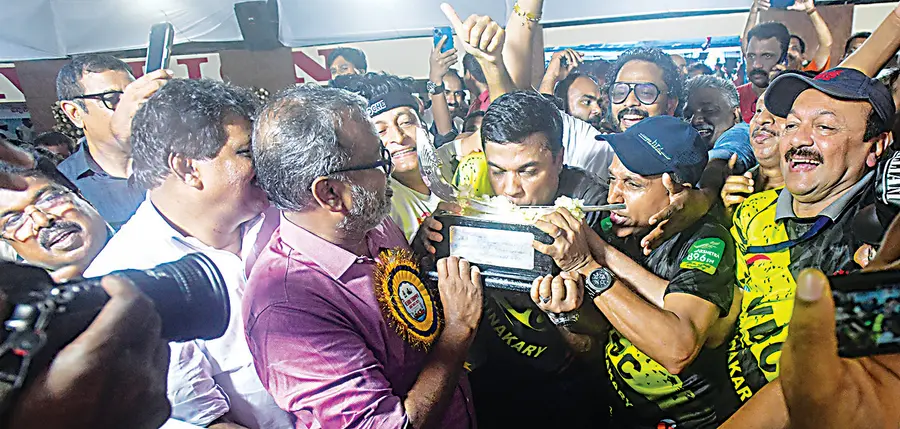 നെഹ്റുട്രോഫി വള്ളംകളിയിൽ വിജയിച്ച വീയപുരം ചുണ്ടന്റെ ക്യാപ്റ്റൻ ബിഫി വർഗീസ് ട്രോഫിയിൽ ചുംബിച്ചപ്പോൾ.
മന്ത്രി പി പ്രസാദ്, കൊടിക്കുന്നിൽ സുരേഷ് എംപി, ബോബി ചെമ്മണ്ണൂർ തുടങ്ങിയവർ സമീപം