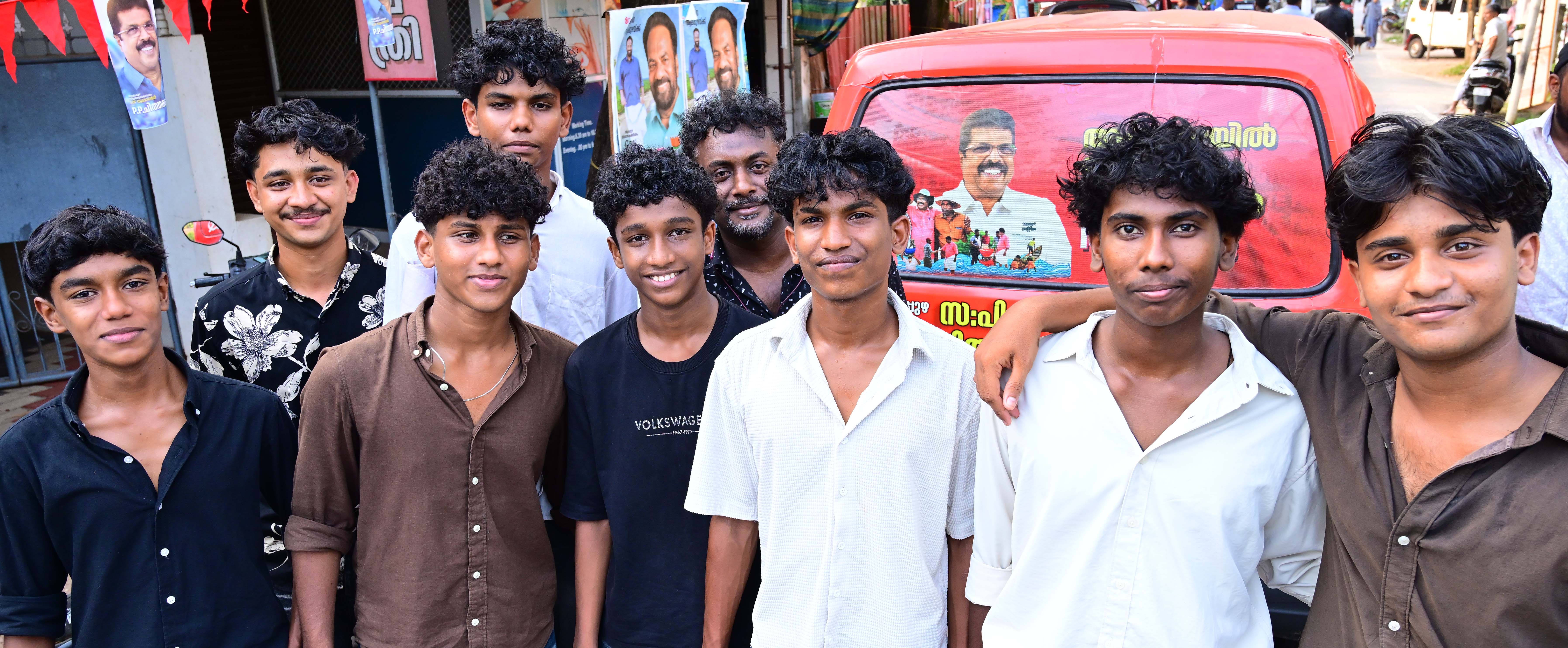 പൊന്നാട്‌ മുഹമ്മ അയ്യപ്പൻ സ്‌മാരക വായനശാലയ്‌ക്ക്‌ മുന്നിലെ സ്വീകരണ കേന്ദ്രത്തിൽ  മണ്ണഞ്ചേരി ജിഎച്ച്‌എസ്‌ വിദ്യാർഥികളായ അമീൻ ഷായും വി എം ദിൽഷാദും കൂട്ടുകാരും