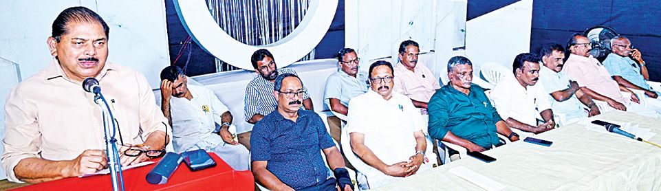 ആലപ്പുഴ ജില്ലാ ഹെഡ് ലോഡ് ആൻഡ് ജനറൽ വർക്കേഴ്സ് യൂണിയൻ (സിഐടിയു) റെഡ് ബ്രിഗേഡ് രൂപീകരണ  കൺവൻഷൻ സിപിഐ എം ജില്ലാ സെക്രട്ടറി  ആർ നാസർ ഉദ്ഘാടനംചെയ്യുന്നു  