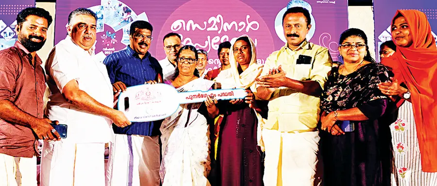 കായംകുളം നഗരസഭയിലെ അതിദരിദ്ര കുടുംബങ്ങൾക്ക് മണ്ണുംപുറത്ത് നിർമിക്കുന്ന പുനർഗേഹം ഫ്ലാറ്റ് സമുച്ചയത്തിൽ അനുവദിച്ച ഫ്ലാറ്റുകളുടെ താക്കോൽ മന്ത്രി സജി ചെറിയാൻ കായംകുളം നഗരസഭാ ചെയർപേഴ്സൺ പി ശശികലയ്ക്ക് കൈമാറുന്നു