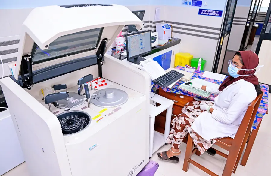 ആലപ്പുഴ ജനറൽ ആശുപത്രിയിലെ പുതിയ ഒപി ബ്ലോക്കിൽ പ്രവർത്തിക്കുന്ന ലാബിലെ ഫുള്ളി ഓട്ടോമാറ്റിക്
ബയോകെമിസ്ട്രി അനലൈസറിൽ രക്തം പരിശോധിക്കുന്നു