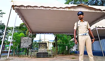 ആലപ്പുഴ എസ്ഡി കോളേജിലെ വോട്ടെണ്ണൽ കേന്ദ്രത്തിന് മുന്നിൽ കാവൽ നിൽക്കുന്ന സുരക്ഷാ ഉദ്യോഗസ്ഥൻ