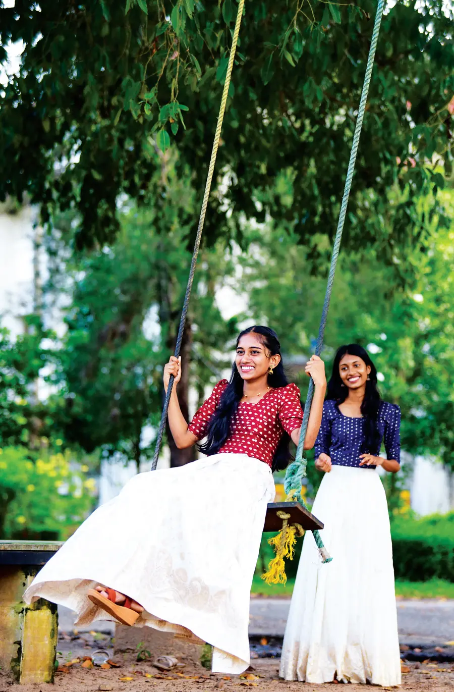 ഓണാവധി ആഘോഷിക്കാൻ എത്തിയ കുട്ടികൾ ഊഞ്ഞാലാടുന്നു