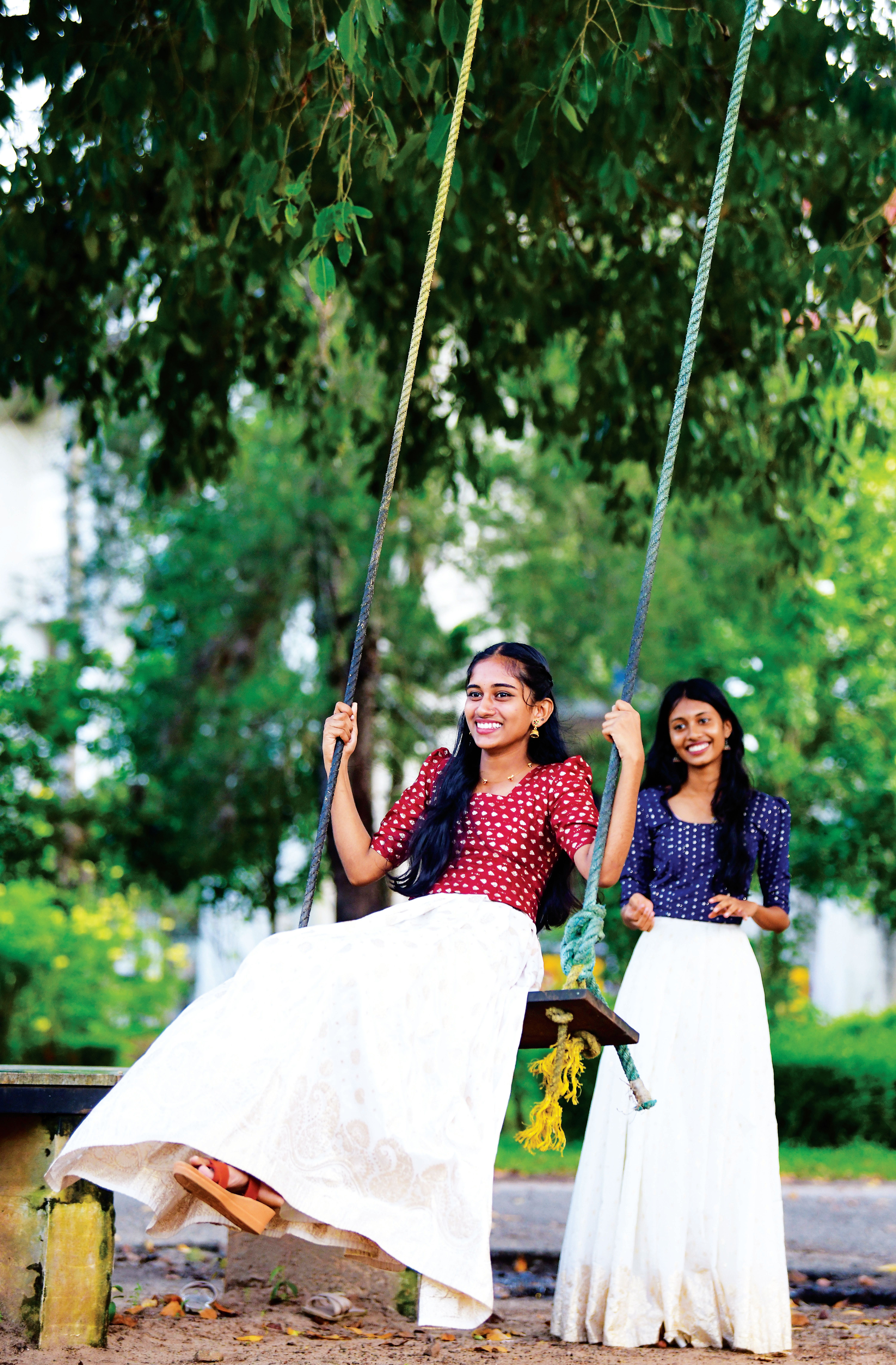 ഓണാവധി  ആഘോഷിക്കാൻ എത്തിയ  കുട്ടികൾ ഊഞ്ഞാലാടുന്നു