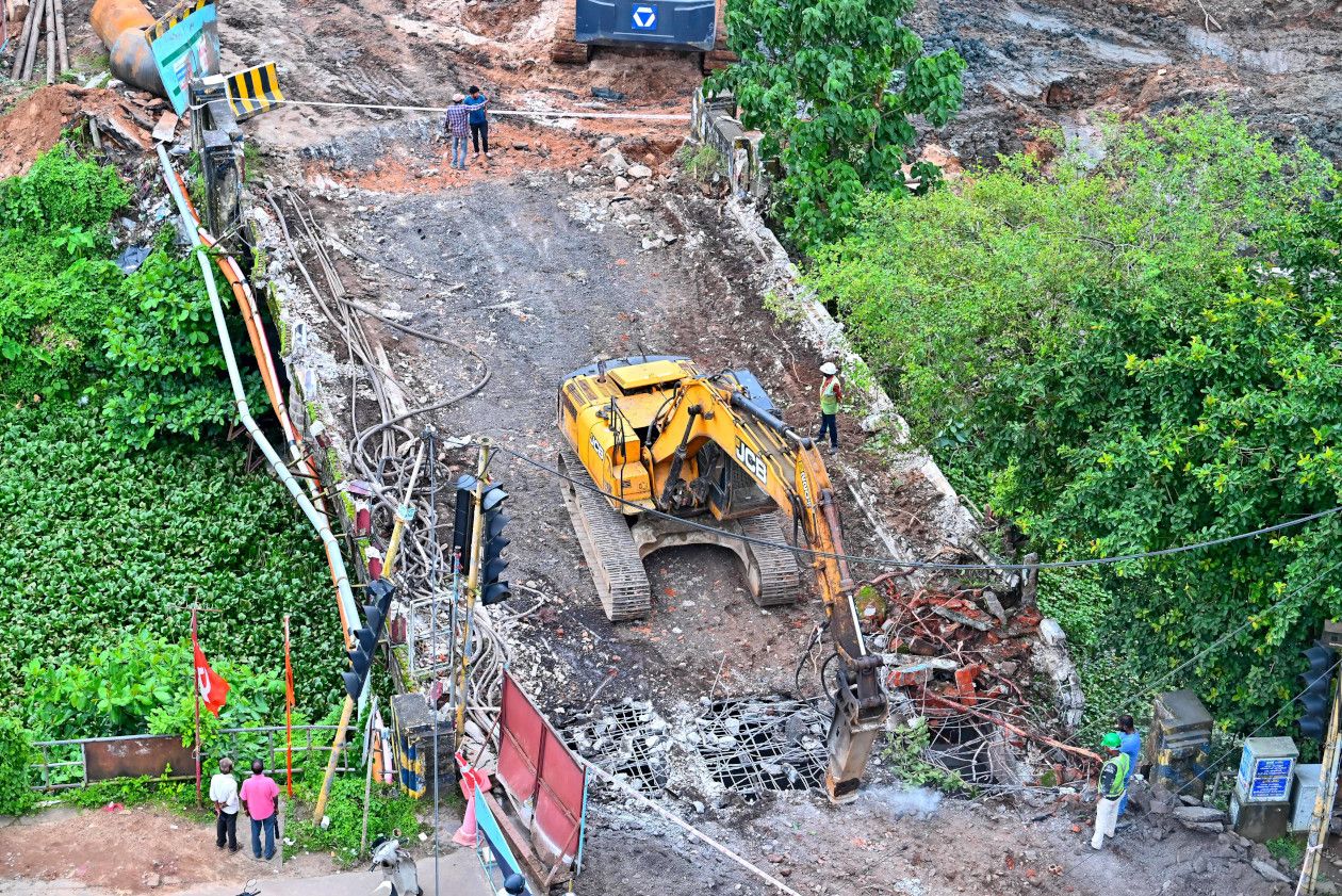 ആലപ്പുഴ നഗര ഹൃദയത്തിലെ കോടതി പാലം പുനർനിർമാണത്തിനായി പൊളിച്ചു മാറ്റുന്ന ജോലികൾ ആരംഭിച്ചപ്പോൾ   	          