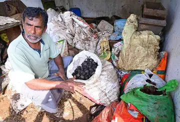 വെള്ളവും ചെളിയും കയറി നശിച്ച മലഞ്ചരക്ക് സാധനങ്ങളുമായി മുഹമ്മദ് ഇസ്മയിൽ : ഫോട്ടോ കെ എസ് ആനന്ദ്